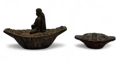 Thaise terracotta Boeddha -votieftabletten -Phra Pim, 20e eeuw – kavel bij Veilinghuis Klinkhamer, Groningen