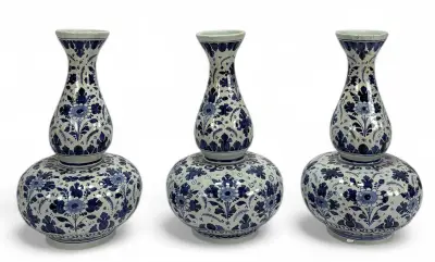 Delfts blauwe aardewerk vazen, De Koninklijke Porceleyne Fles – floraal decor, 20e eeuw – kavel bij Veilinghuis Klinkhamer, Groningen