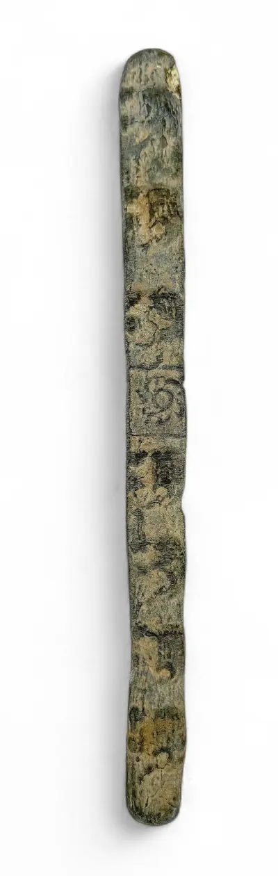 Metalen amulet – staaf met motieven, West-Afrika, midden 20e eeuw – kavel bij Veilinghuis Klinkhamer, Groningen