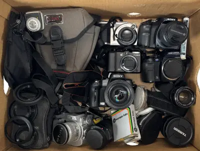 Digitale camera's en lenzen en toebehoren - Canon, Sony, Konica Minolta, eind 20e eeuw – kavel bij Veilinghuis Klinkhamer, Groningen