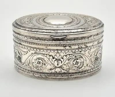 Verzilverde dekseldoos, WMF – Jugendstil reliëfdecor, begin 20e eeuw – kavel bij Veilinghuis Klinkhamer, Groningen