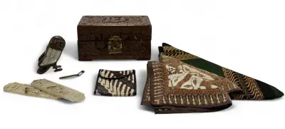 Houten doosje met inhoud en batiktextiel - Indonesië, 20e eeuw – kavel bij Veilinghuis Klinkhamer, Groningen