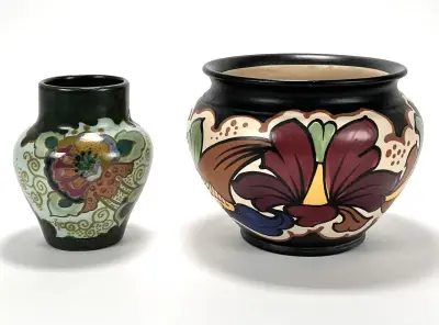 Art Deco plateel bloempot en vaas – floraal decor, Nederland, ca. 1920 – kavel bij Veilinghuis Klinkhamer, Groningen