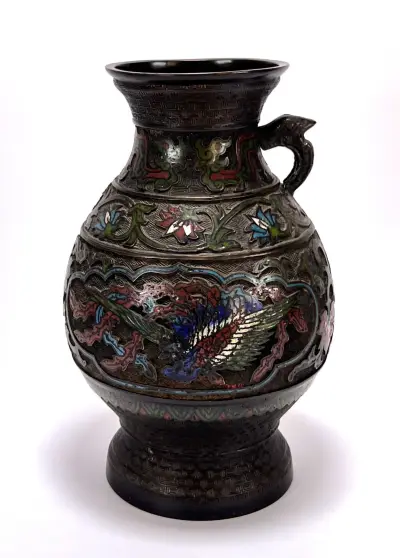 Cloisonné vaas – bloemranken en vogelmotief, Japan, begin 20e eeuw – kavel bij Veilinghuis Klinkhamer, Groningen