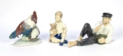 Porseleinen beelden – haan en hen, jongen met teddybeer en etende man, 20e eeuw – kavel bij Veilinghuis Klinkhamer, Groningen