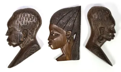 Houten wanddecoraties - geprofileerde hoofden, Afrika, 20e eeuw – kavel bij Veilinghuis Klinkhamer, Groningen