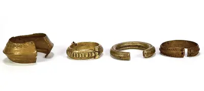 Armbanden met reliëfdecor - West-Afrika, midden 20e eeuw – kavel bij Veilinghuis Klinkhamer, Groningen