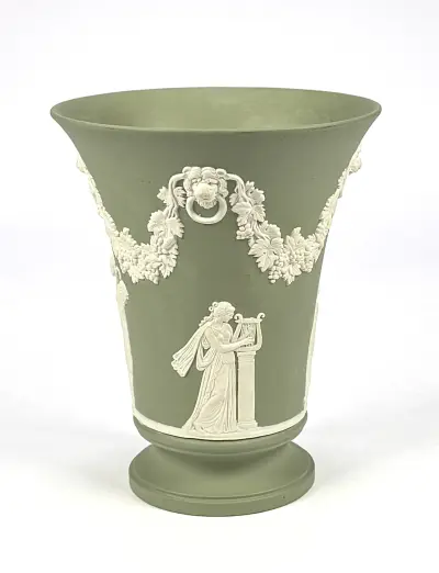 Jasperware vaas, Wedgwood – muzenfiguren, druivenranken en leeuwenkoppen, Engeland, 1976 – kavel bij Veilinghuis Klinkhamer, Groningen