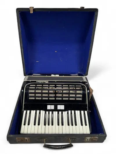 Accordeon met koffer, Meridian - Duitsland, 20e eeuw – kavel bij Veilinghuis Klinkhamer, Groningen