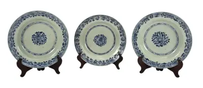 Porseleinen borden met blauw-wit floraal decor - China,18e eeuw – kavel bij Veilinghuis Klinkhamer, Groningen