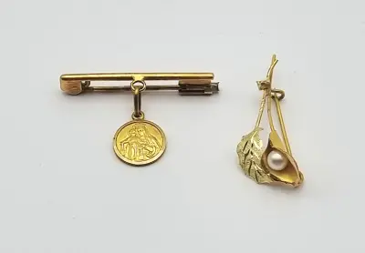 14 karaat gouden broches – religieus medaillon en parelbloem,20e eeuw – kavel bij Veilinghuis Klinkhamer, Groningen