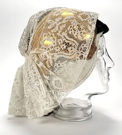 18 karaat gouden oorijzer met kant, 19e eeuw – kavel bij Veilinghuis Klinkhamer, Groningen