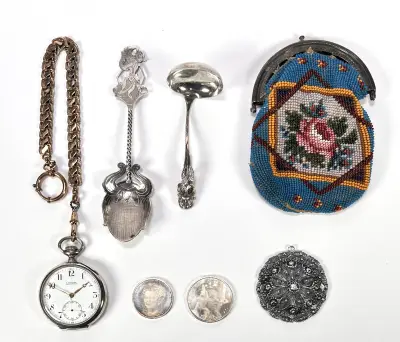 Convoluut zilver - zakhorloge P. Kiestra Groningen, beugelbeurs, lepels, hanger en munten, 20e eeuw – kavel bij Veilinghuis Klinkhamer, Groningen