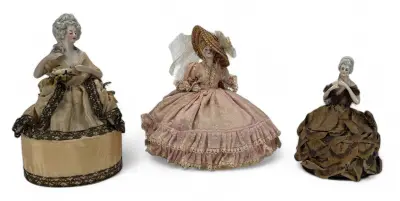 Half dolls met textiele jurken en hoed - Duitsland, begin 20e eeuw – kavel bij Veilinghuis Klinkhamer, Groningen