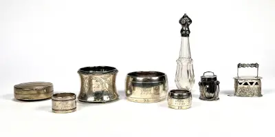 Zilver en verzilverde curiosa - servetringen, miniaturen en parfumflesje, eerste helft 20e eeuw – kavel bij Veilinghuis Klinkhamer, Groningen