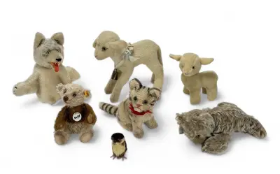 Knuffels - teddybeertje, wolf, lammetjes, kat, uiltje en hond, 20e eeuw – kavel bij Veilinghuis Klinkhamer, Groningen