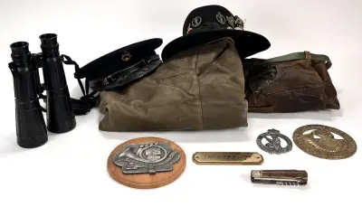 Lot curiosa - jagershoed, verrekijker, leren broeken en wandplaquettes, 20 eeuw – kavel bij Veilinghuis Klinkhamer, Groningen
