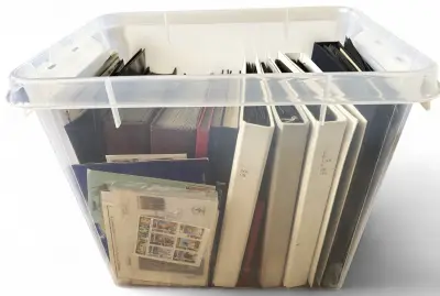 Wereld postzegelverzameling in doos – gebruikt en ongebruikt, 19e/20e eeuw – kavel bij Veilinghuis Klinkhamer, Groningen