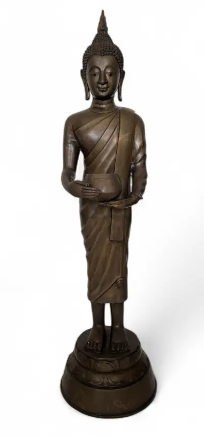 Bronzen beeld – staande Boeddha met patta, Thailand, 20e eeuw – kavel bij Veilinghuis Klinkhamer, Groningen