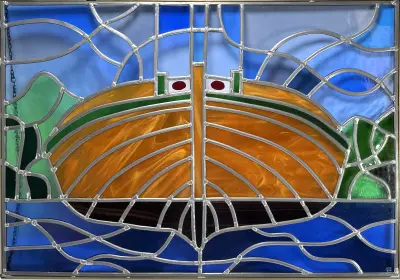Glas-in-loodpaneel - schip op blauwe golven, eind 20e eeuw – kavel bij Veilinghuis Klinkhamer, Groningen