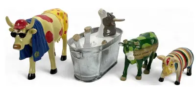 Kunststof beelden CowParade – 'Monacow', 'Marché, 'Milk Bath' en varken, vroege 21e eeuw – kavel bij Veilinghuis Klinkhamer, Groningen
