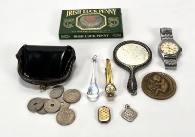 Lot curiosa - horloges, munten, portemonnee, spiegeltje en penning, 20e eeuw – kavel bij Veilinghuis Klinkhamer, Groningen