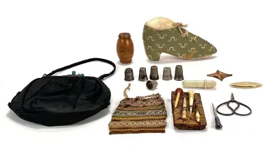 Lot naaigerei en beursjes – vingerhoedjes, naaldenkoker en accessoires, 19e eeuw – kavel bij Veilinghuis Klinkhamer, Groningen