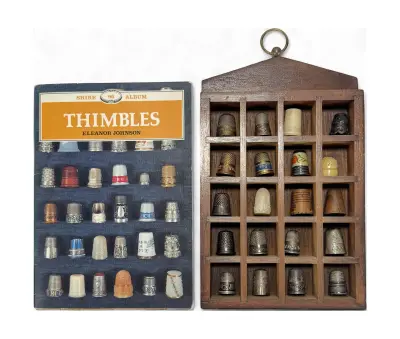 Vingerhoedjes in houten letterbak en Shire Album "Thimbles" Eleanor Johnson, 20 eeuw – kavel bij Veilinghuis Klinkhamer, Groningen