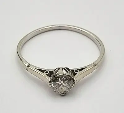 18 karaat witgouden Art Deco ring met diamant, eerste helft 20e eeuw – kavel bij Veilinghuis Klinkhamer, Groningen
