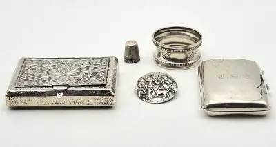 Convoluut zilver - Djokja doosje, Engels sigarettendoosje, servetring, broche en vingerhoedje, 20e eeuw – kavel bij Veilinghuis Klinkhamer, Groningen