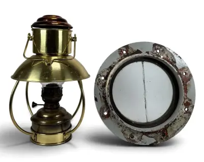 Messing trawlerlamp en patrijspoort, 20e eeuw – kavel bij Veilinghuis Klinkhamer, Groningen
