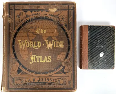 Victoriaanse boeken – 'The World-Wide Atlas' en Thackeray 'The Four Georges', 1899 en 1861 – kavel bij Veilinghuis Klinkhamer, Groningen