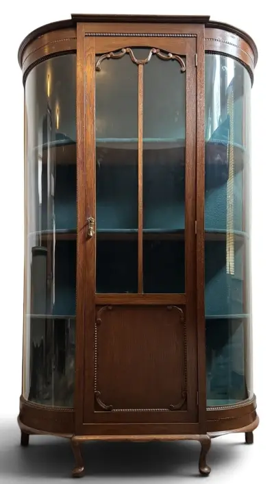 Eikenhouten vitrinekast met gebogen glas, ca. 1900–1920 – kavel bij Veilinghuis Klinkhamer, Groningen