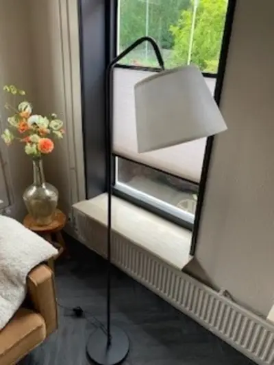 Ca. 19x Staande lampen, Zwart, 2025 – kavel bij Onlineveilingmeester, Groningen