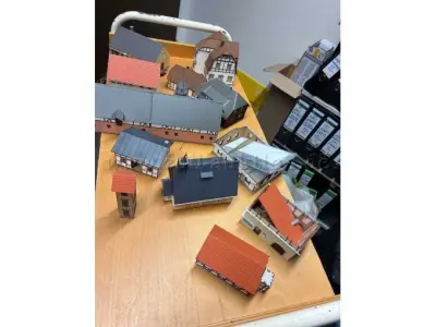 1 Konvolut 12 Bausätze Stadthäuser Lasercut, Modellbau, H0 Spur – kavel bij Zoll-Auktion, Bad Kreuznach