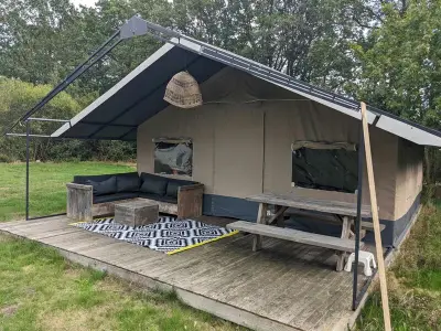 Glampingtenten, trekkershutten, yurts en bedrijfsinventaris – veiling bij Onlineveilingmeester, Balkbrug