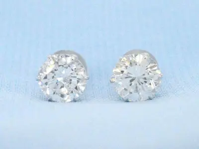 Witgouden solitaire oorbellen met diamanten 2.09 carat – kavel bij Onlineveilingmeester