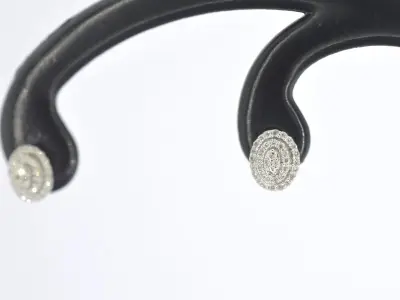 Witgouden entourage oorbellen met diamant – kavel bij Onlineveilingmeester