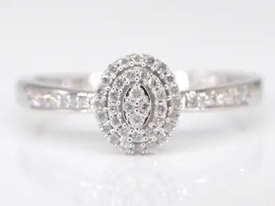 Witgouden entourage ring met diamanten – kavel bij Onlineveilingmeester