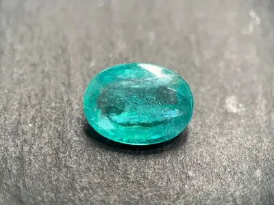 Edelsteen - 7.78 carat groene smaragd (gecertificeerd) – kavel bij Onlineveilingmeester