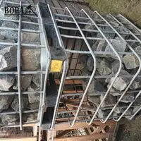 Metalen kooi met kasseien. 2 stuks – kavel bij BOPA Auctions, Houthulst