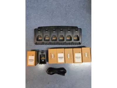 1 Konvolut Motorola NNTN6847A Ladegerät u. NNTN6845A u.46A Ladeeinsätze – kavel bij Zoll-Auktion, Hamburg