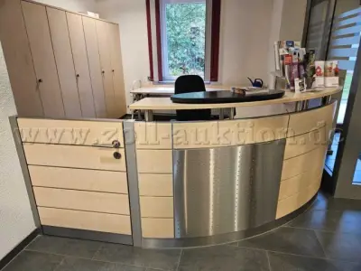 1 Empfangstresen mit zwei Arbeitsplätzen und einem Rollcontainer – kavel bij Zoll-Auktion, Neuenstein