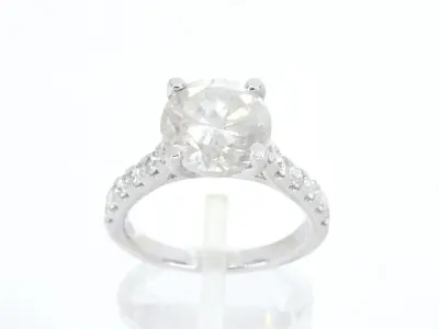 Gouden diamanten solitair ring met een grote diamant van 4.00 carat en kleine diamanten – kavel bij Onlineveilingmeester