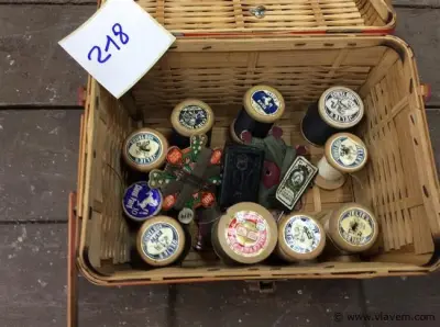 Lot houten klosjes garen in mand – kavel bij Vlavem