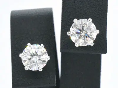 Gouden solitaire oorbellen met 2.25 carat diamant – kavel bij Onlineveilingmeester