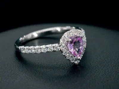 Witgouden entourage ring met een roze saffier – kavel bij Onlineveilingmeester