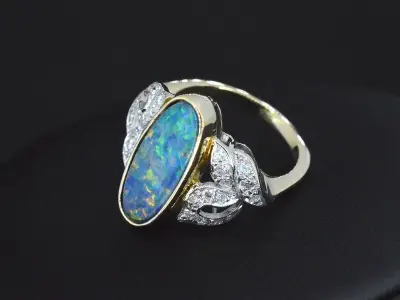 Gouden ring met diamanten en opaal – kavel bij Onlineveilingmeester