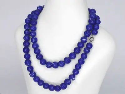 Halsketting met lapis lazuli edelsteen en een witgouden sluiting met diamant – kavel bij Onlineveilingmeester