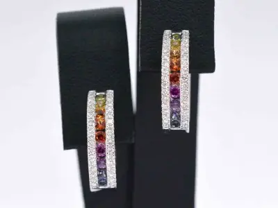 Witgouden oorbellen met multi colour saffieren en diamanten – kavel bij Onlineveilingmeester